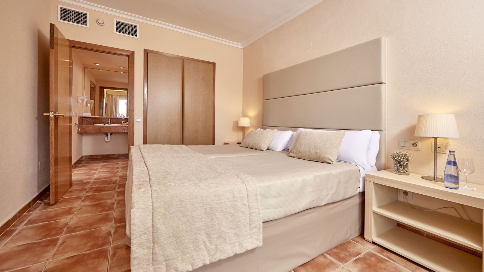 rooms-1-bedroom-penthouse-suite-poolview-terrace