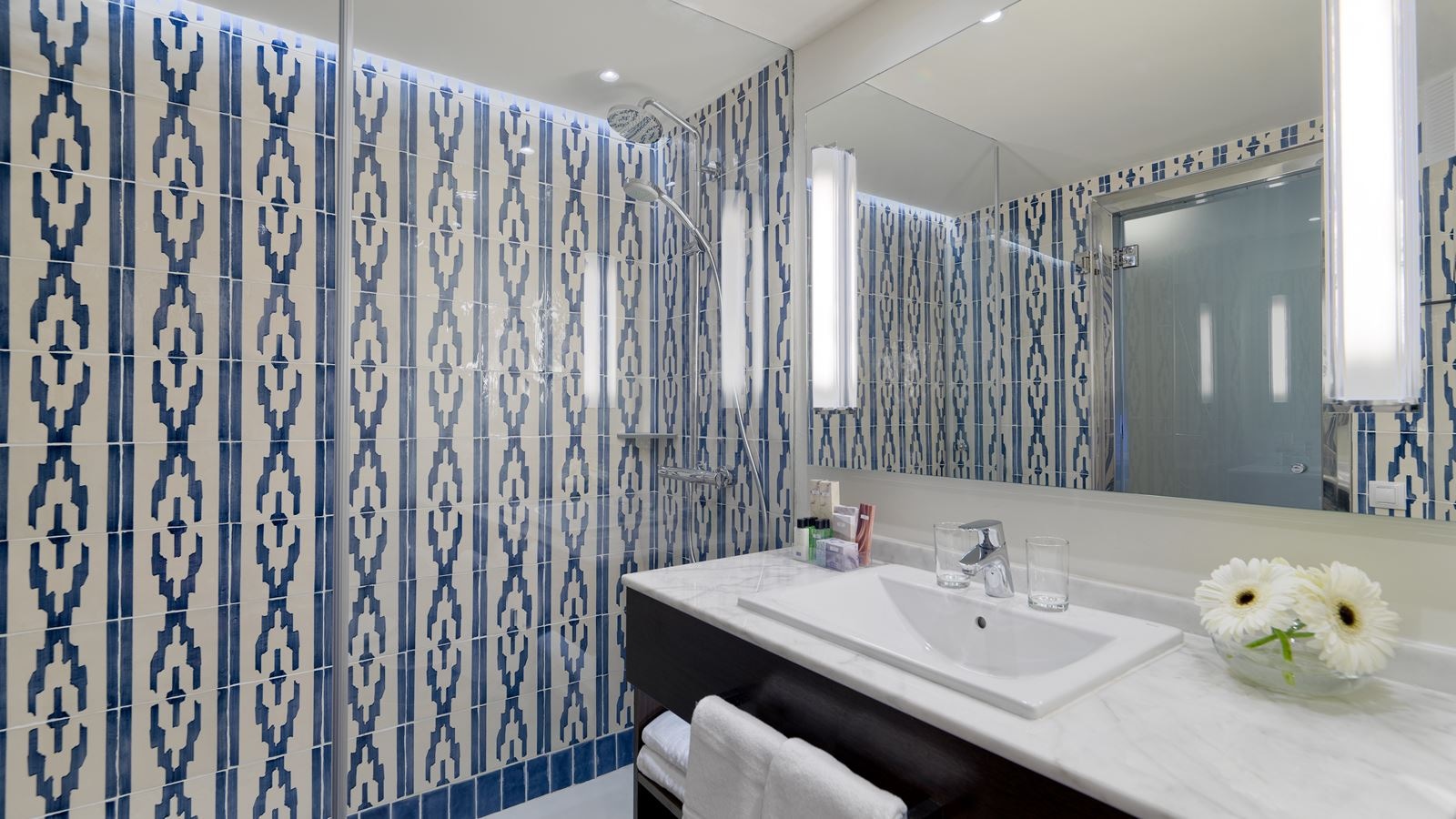 rooms-privelege-poolsea-view-room