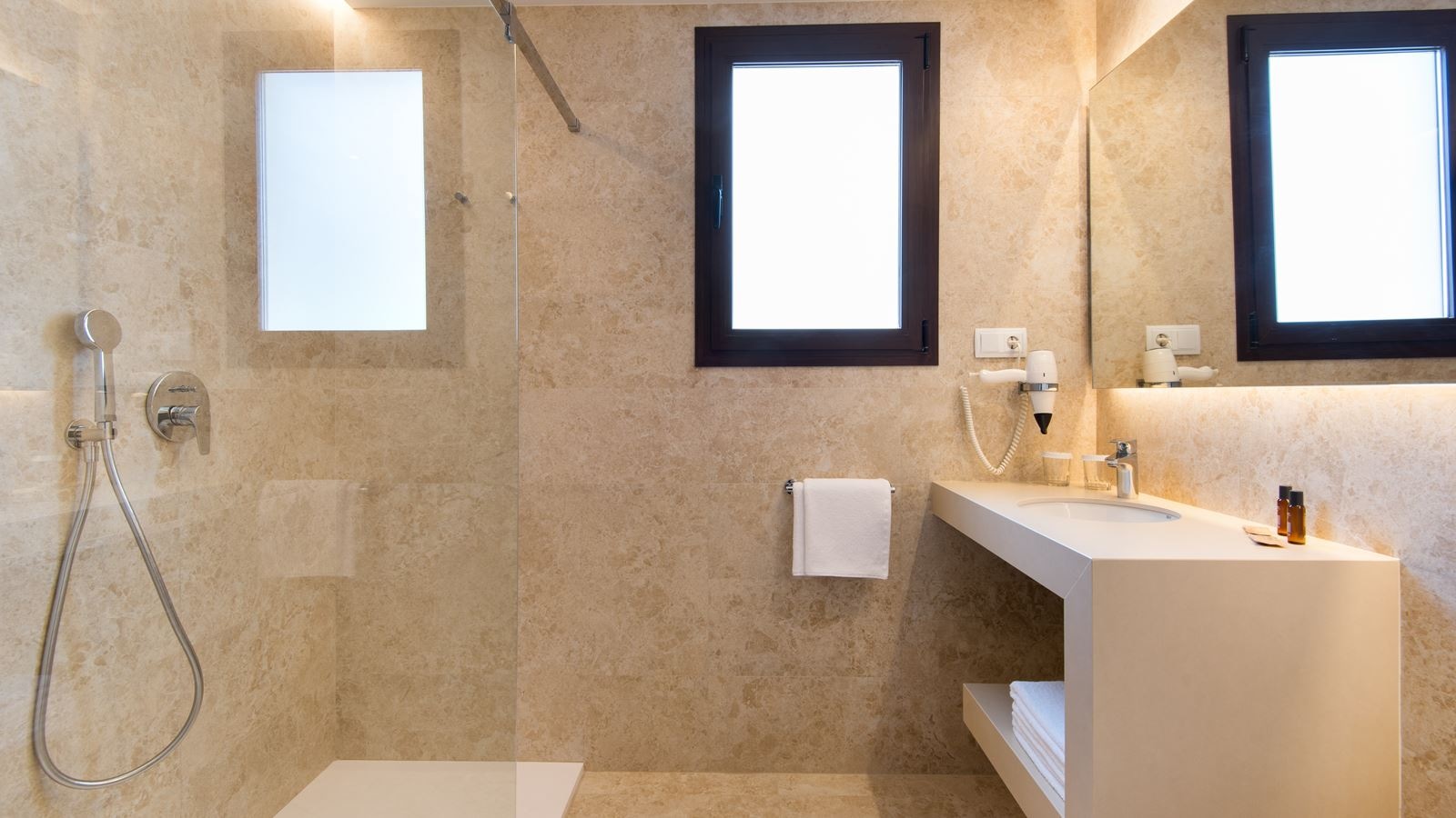 rooms-db--twin-standard-without-balcony