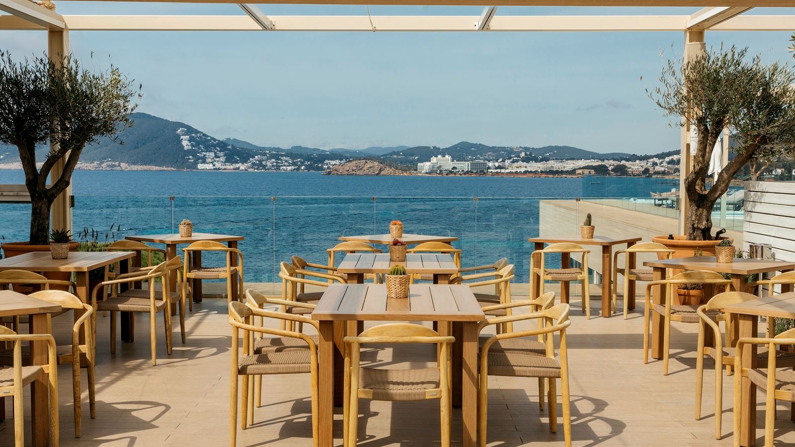 restaurants-radio-me-ibiza-rooftop-bar--restaurant