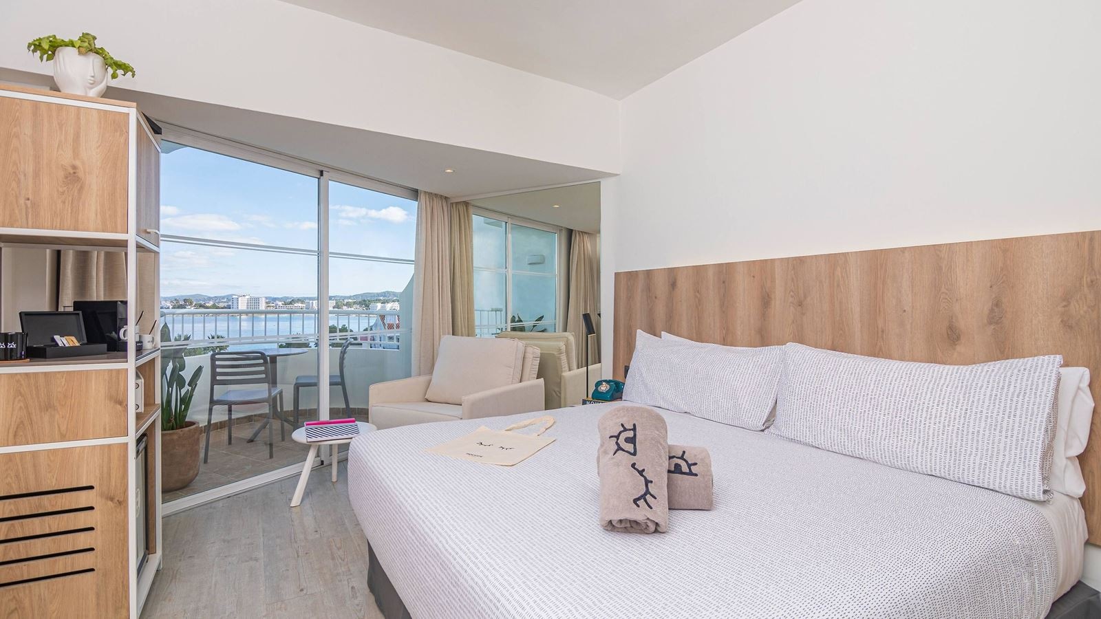 rooms-the-loft-sea-view