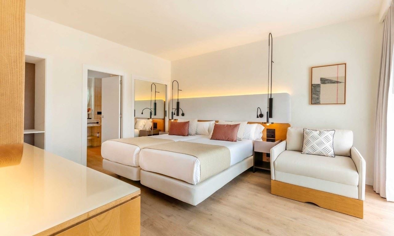 rooms-xp--deluxe-pool-view