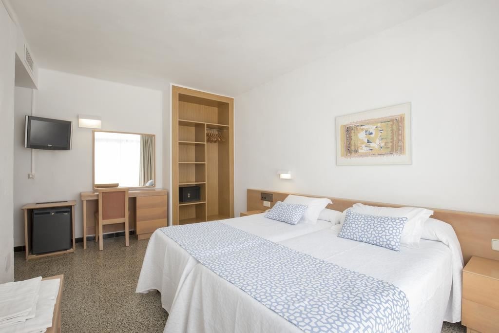 rooms-standard-room-lateral-sea-view-balcony