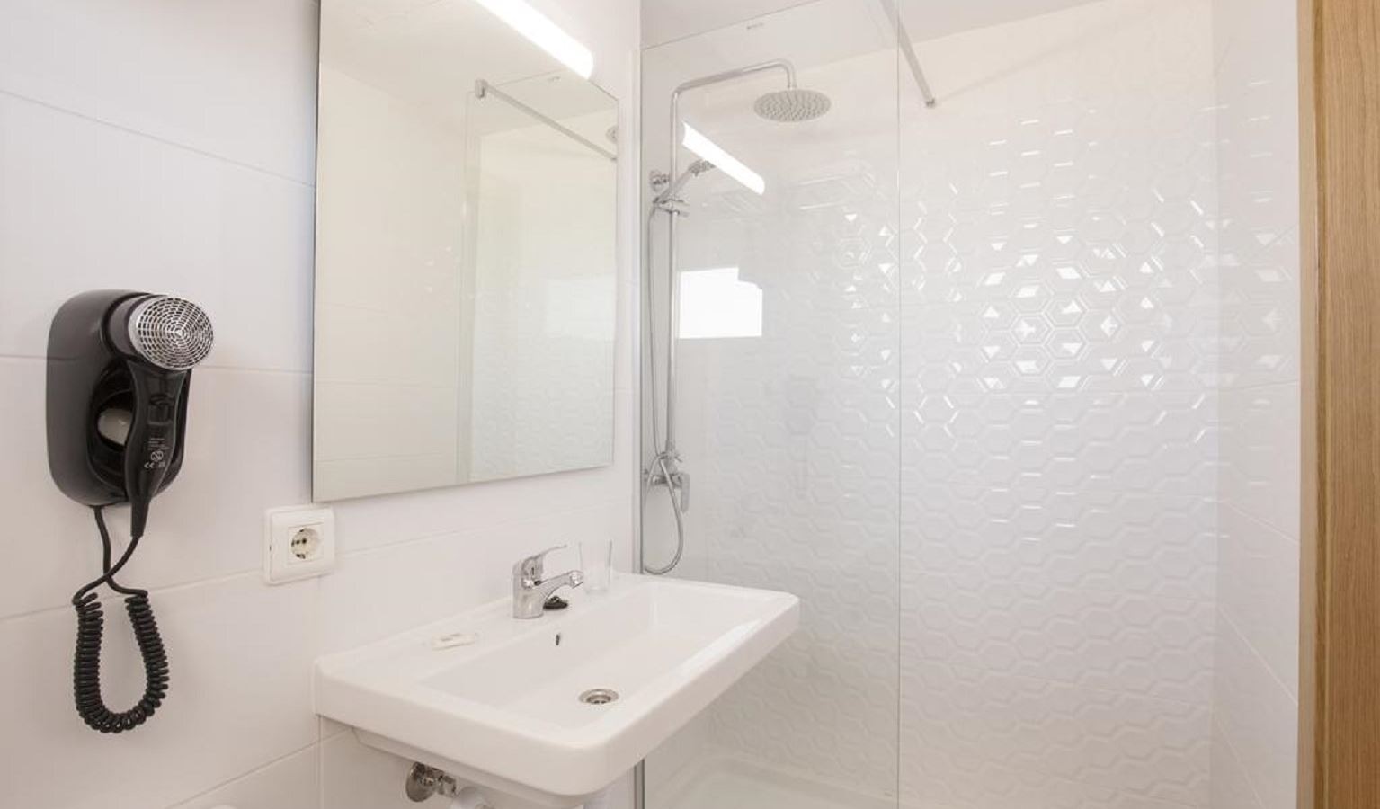 rooms-standard-room-lateral-sea-view-balcony