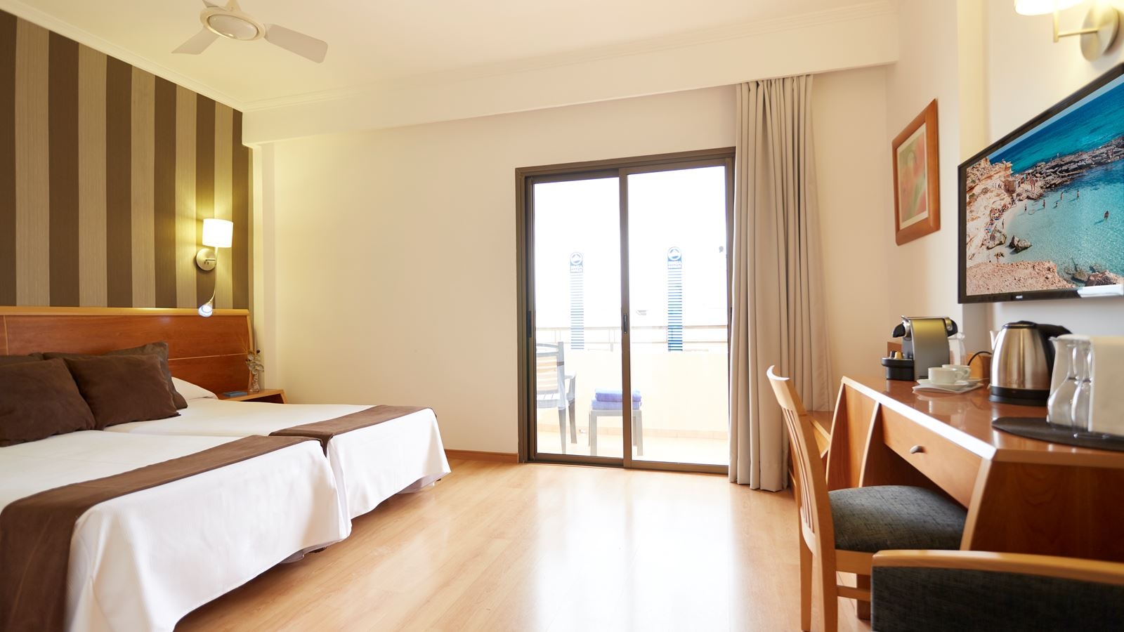 rooms-db--twin-room-with-balcony