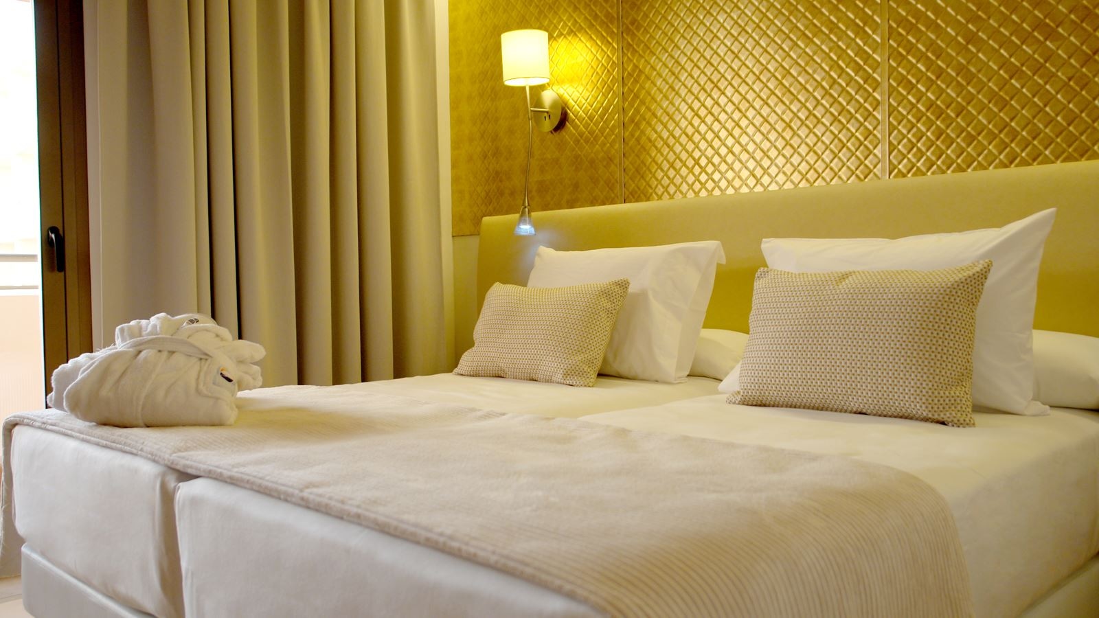 rooms-ds--double-superior-room-with-balcony