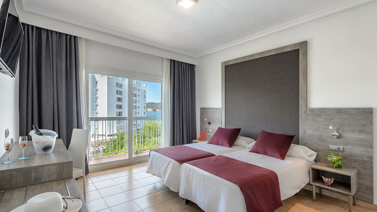 rooms-twin-room-balcony-or-terrace