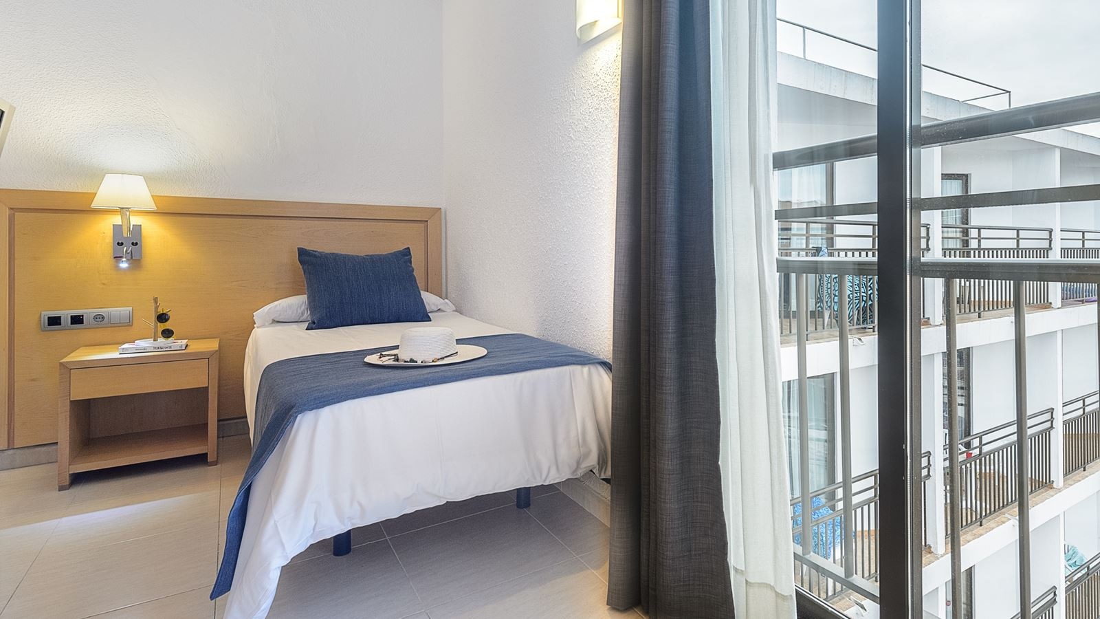 rooms-single-room-balcony-or-terrace