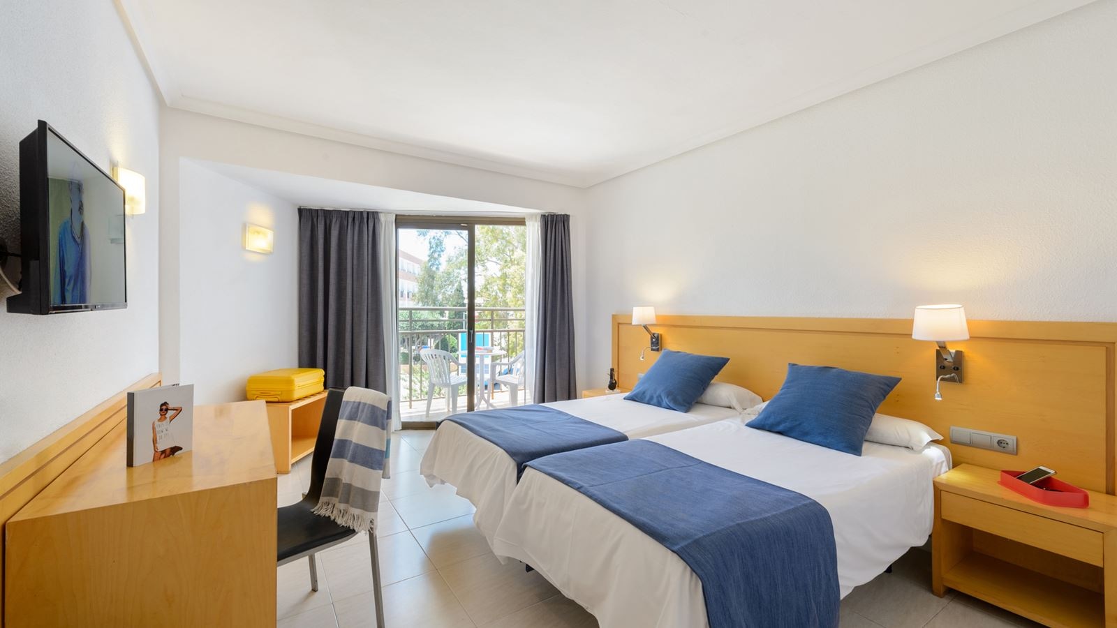 rooms-twin-room-balcony-or-terrace