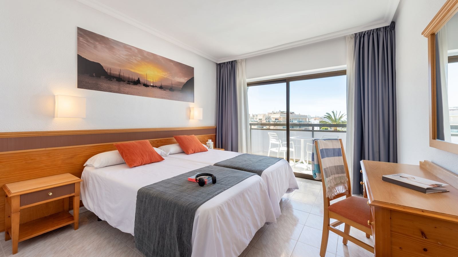 rooms-twin-room-balcony-or-terrace