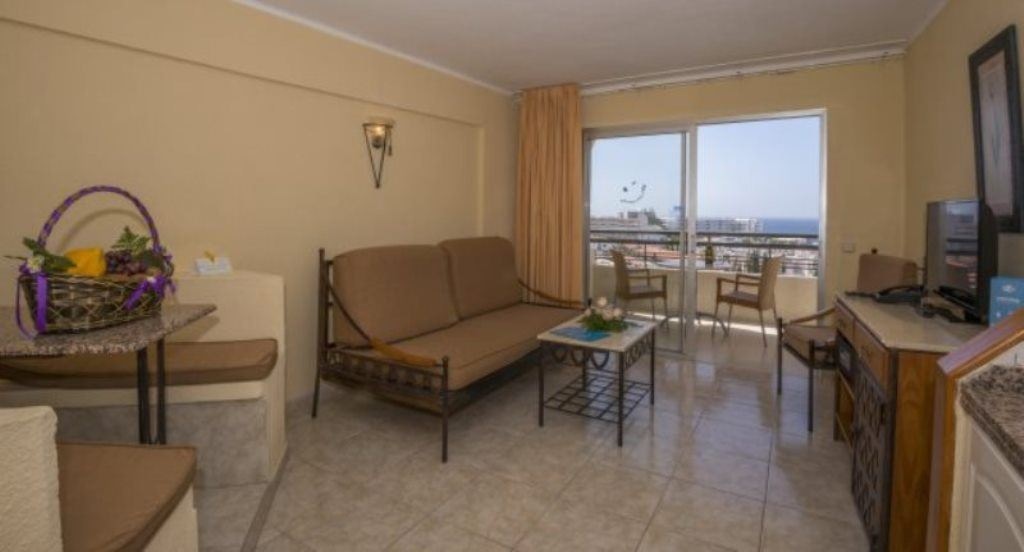 rooms-apartment-2-bedroom-sea-view
