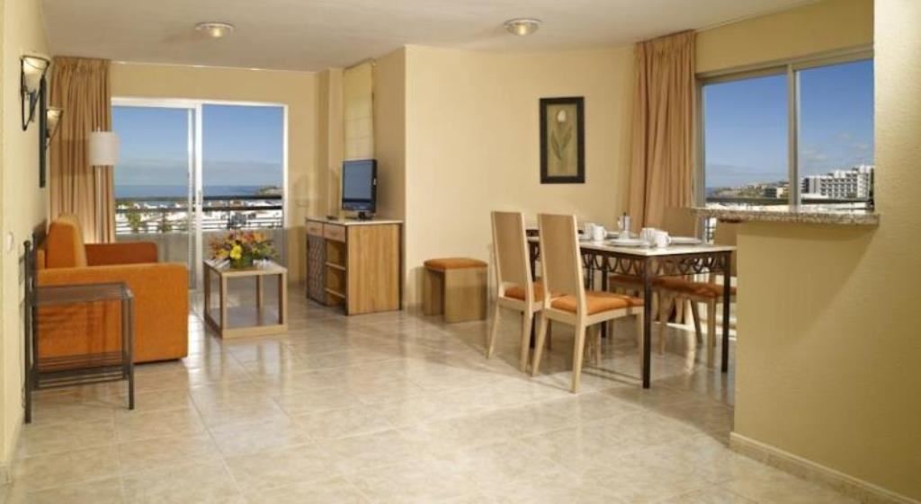 rooms-apartment-2-bedroom-sea-view