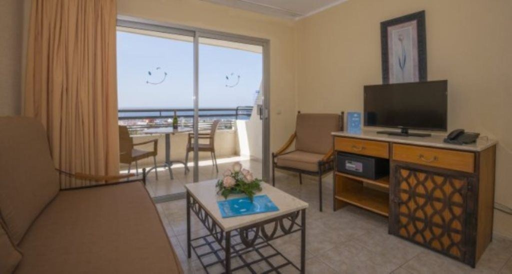 rooms-apartment-2-bedroom-sea-view