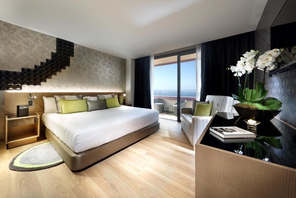 rooms-room-deluxe-gold-balcony-or-terrace