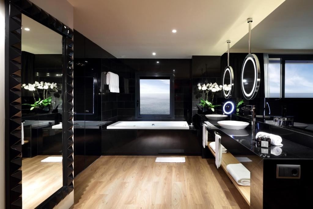 rooms-studio-suite-gold-balcony-or-terrace