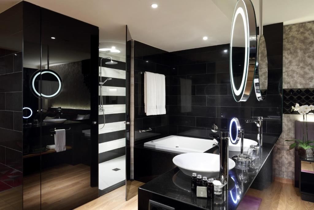 rooms-rock-royalty-studio-suite-balcony-or-terrace