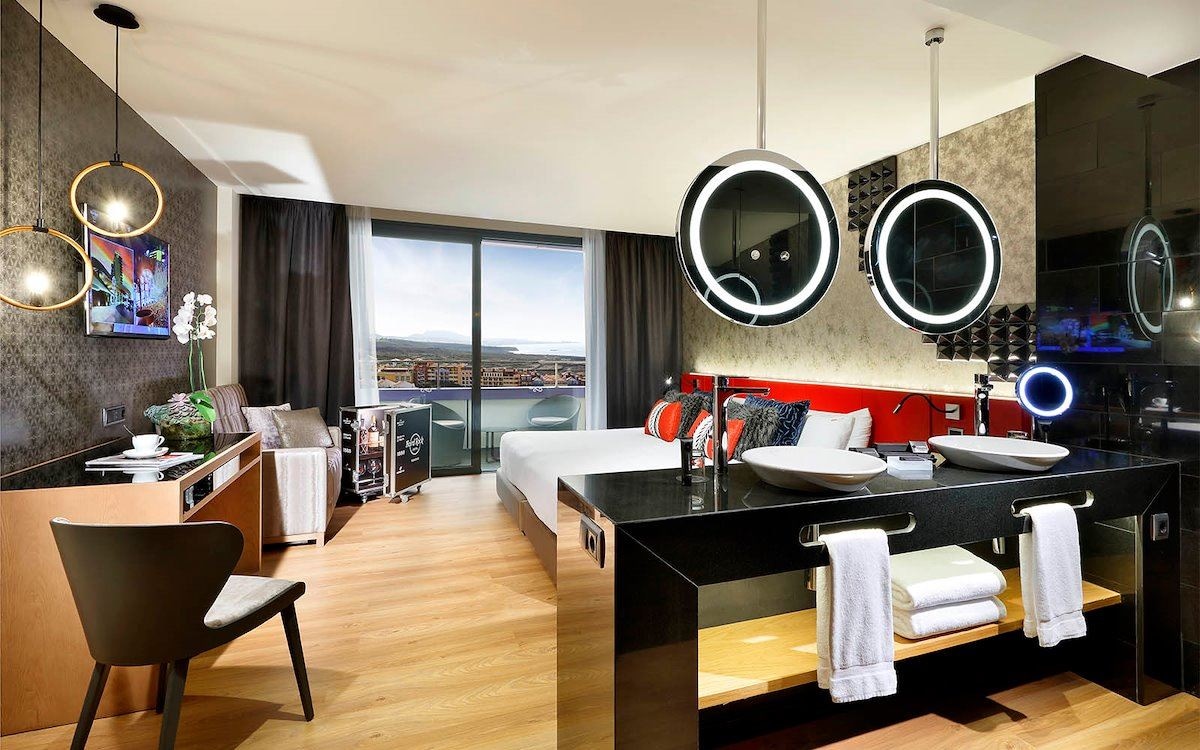 rooms-rock-royalty-deluxe-balcony-or-terrace-rrdx