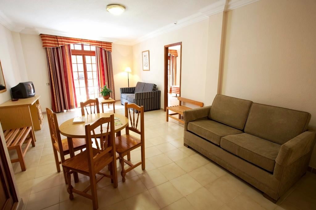 rooms-apartment-1-bedroom-with-french-balcony