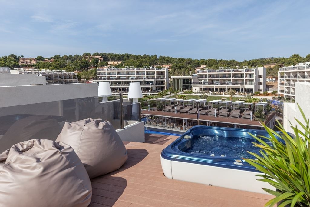 rooms-junior-suite-pool-view
