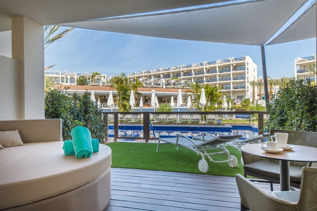 rooms-junior-suite-swim-up-pool