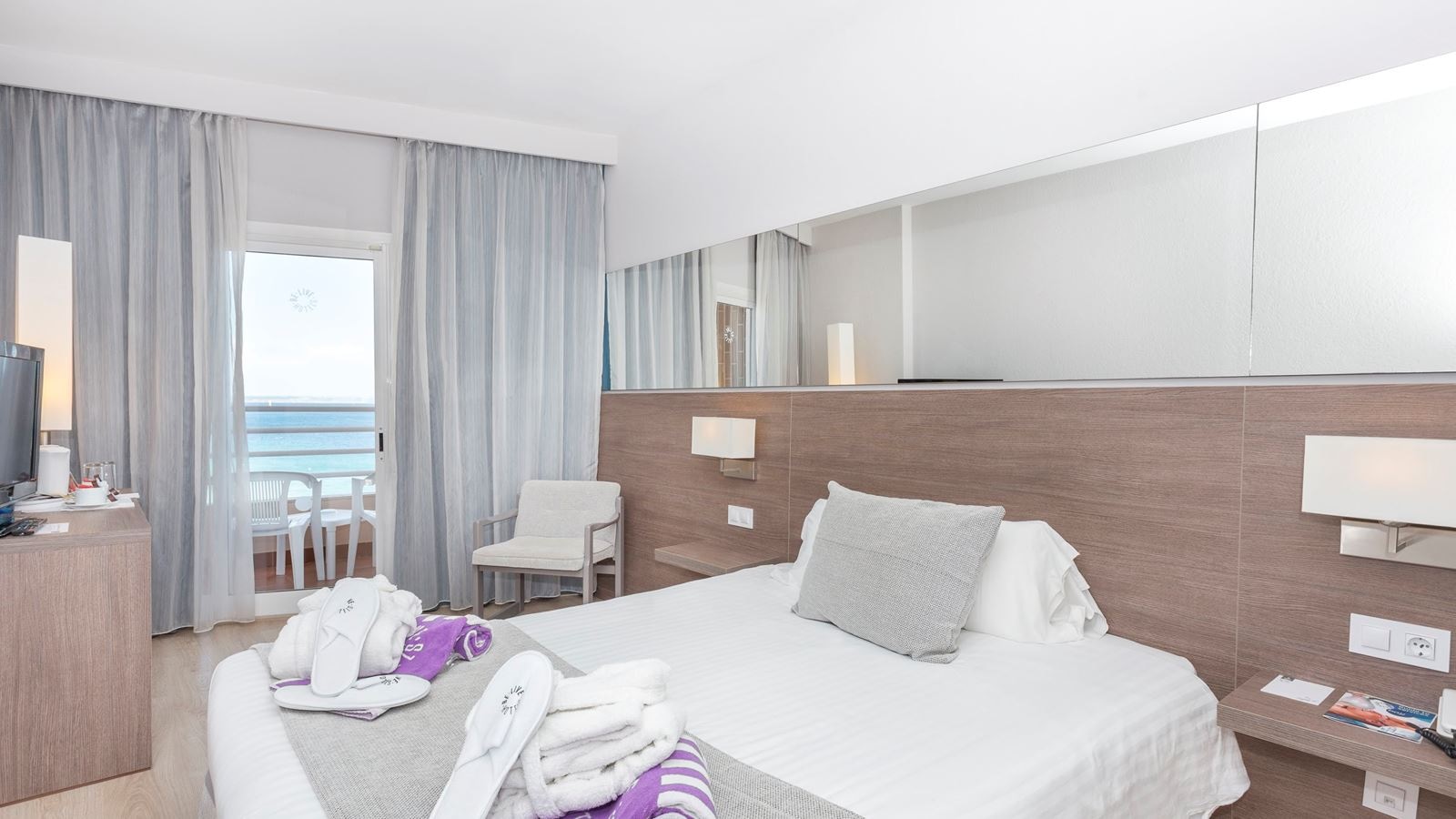 rooms-double-superior-room-sea-view-balcony