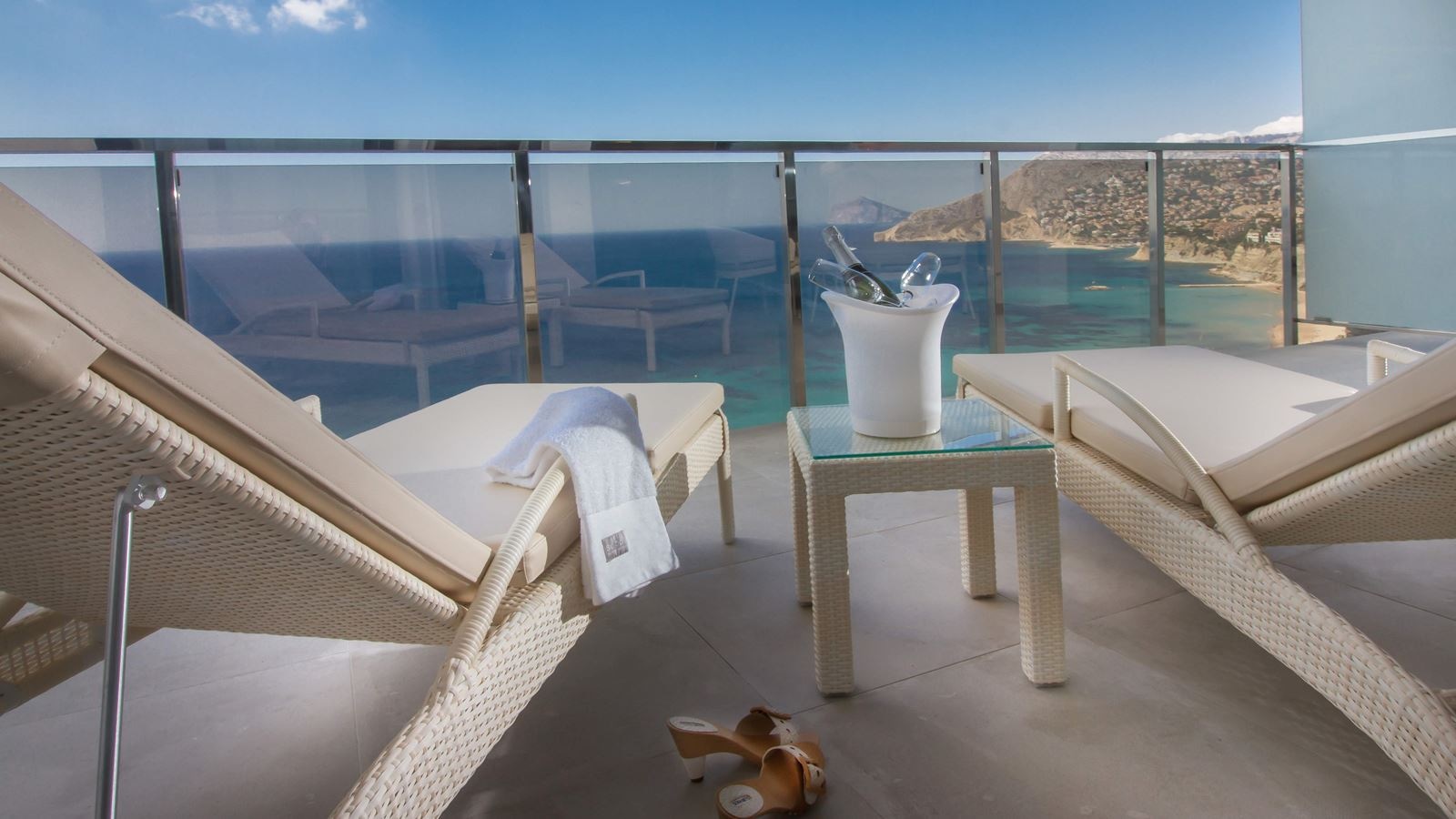 rooms-uv--suitopia-suite-sea-view