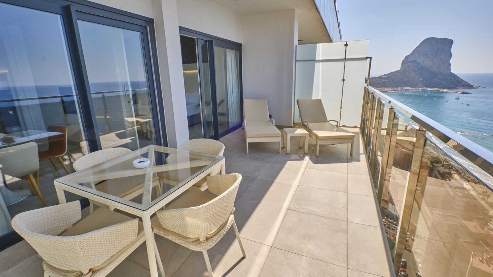 rooms-uv--suitopia-suite-sea-view