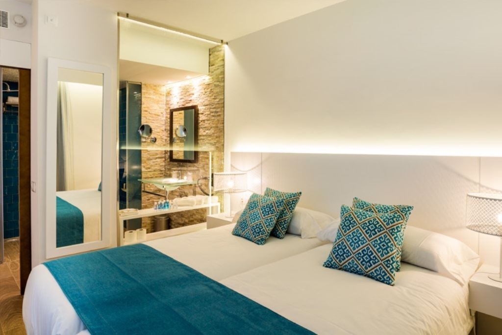 rooms-suite-pool-view