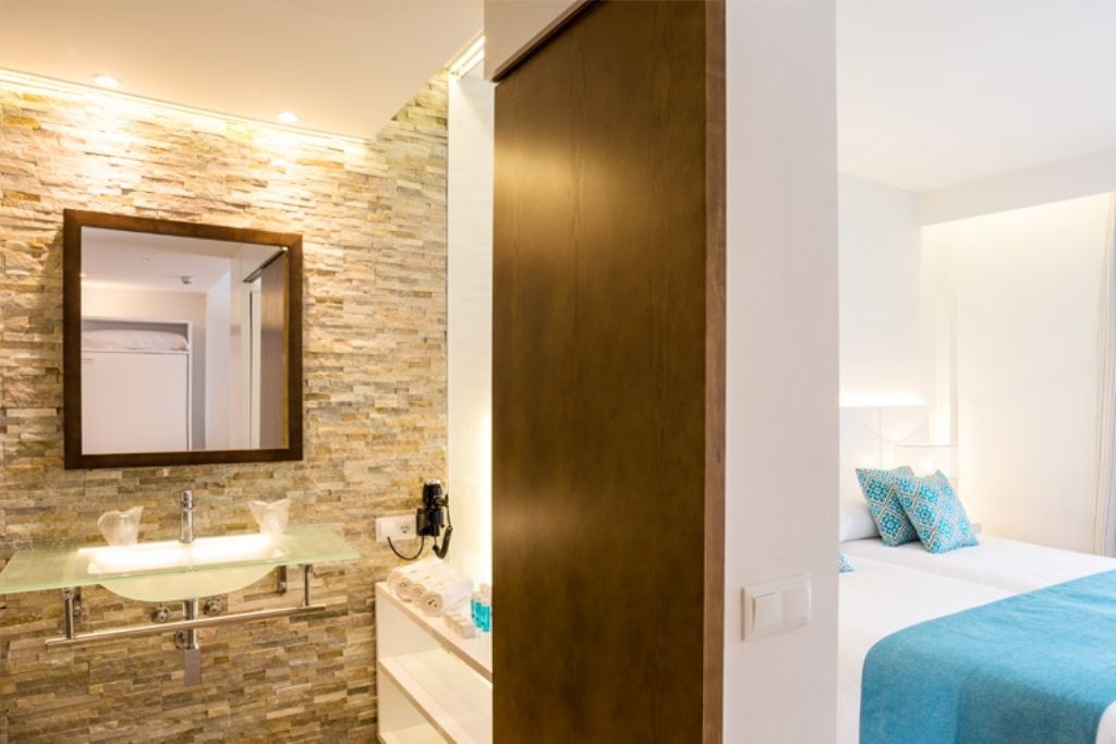 rooms-suite-pool-view