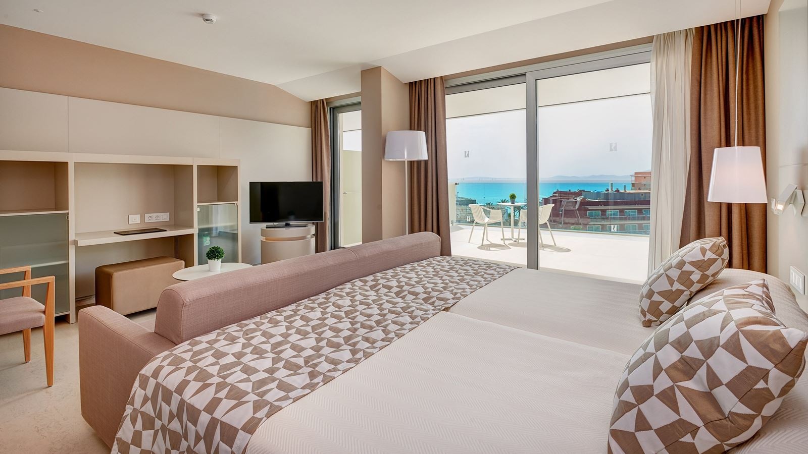 rooms-junior-suite-sea-view-with-balcony