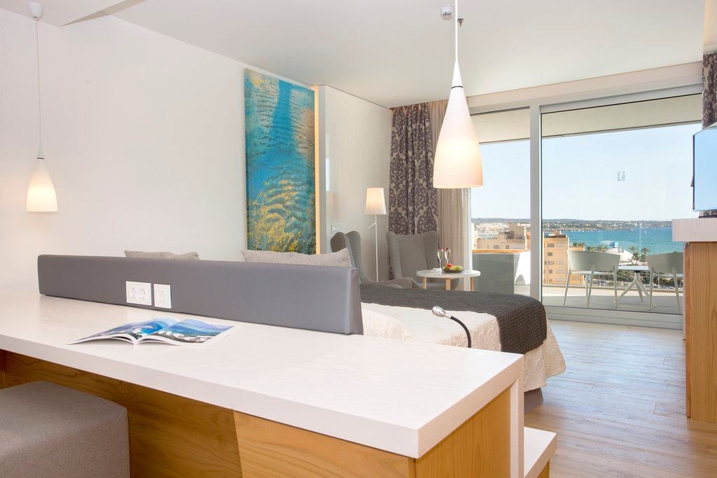 rooms-junior-suite-sea-view-with-balcony