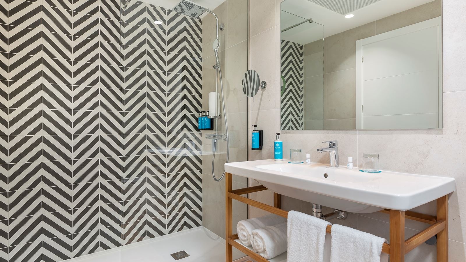 rooms-suite-ocean-front-view-balcony-or-terrace