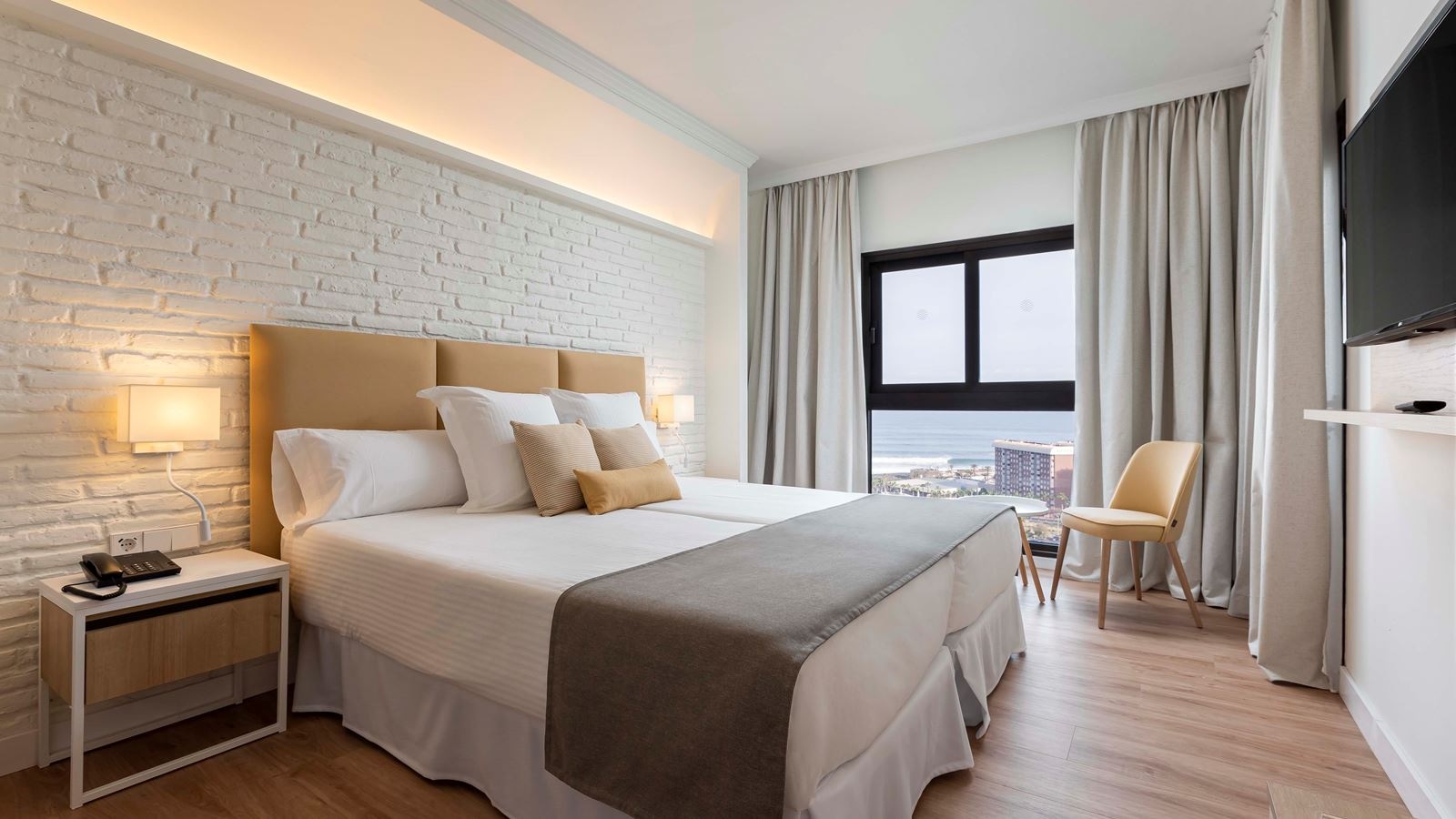 rooms-my-favourite-club-suite-ocean-front-view-balcony-or-terrace