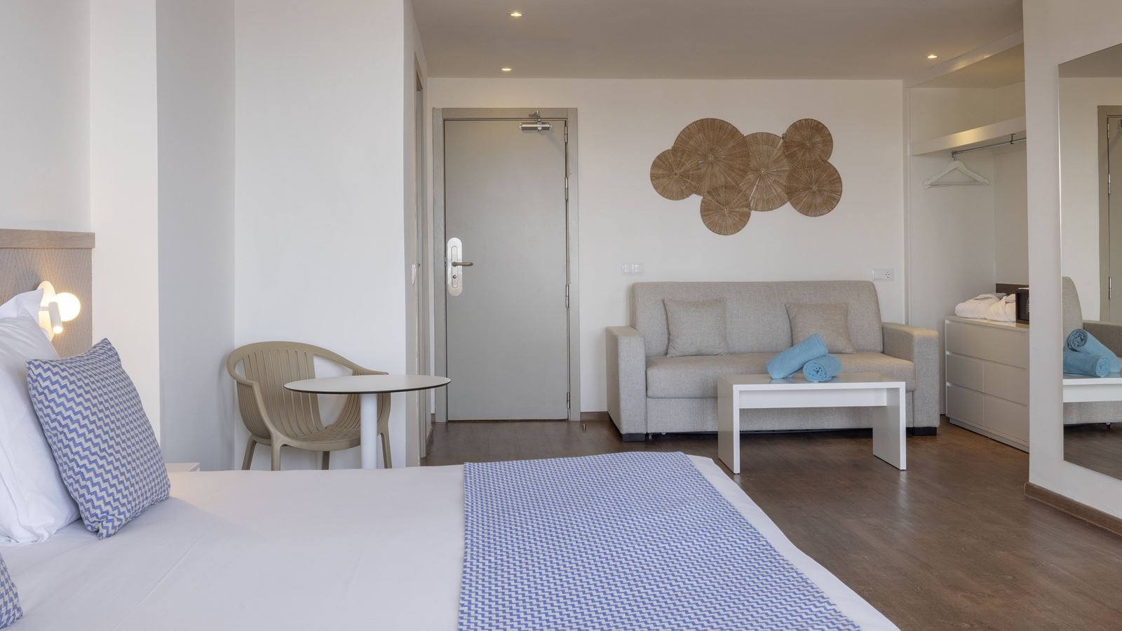 rooms-junior-suite-sea-view-balcony