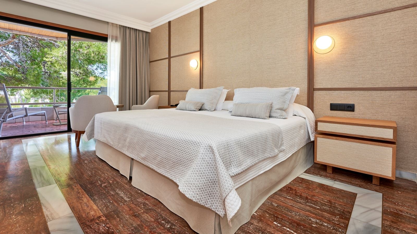 rooms-royal-room-with-balcony