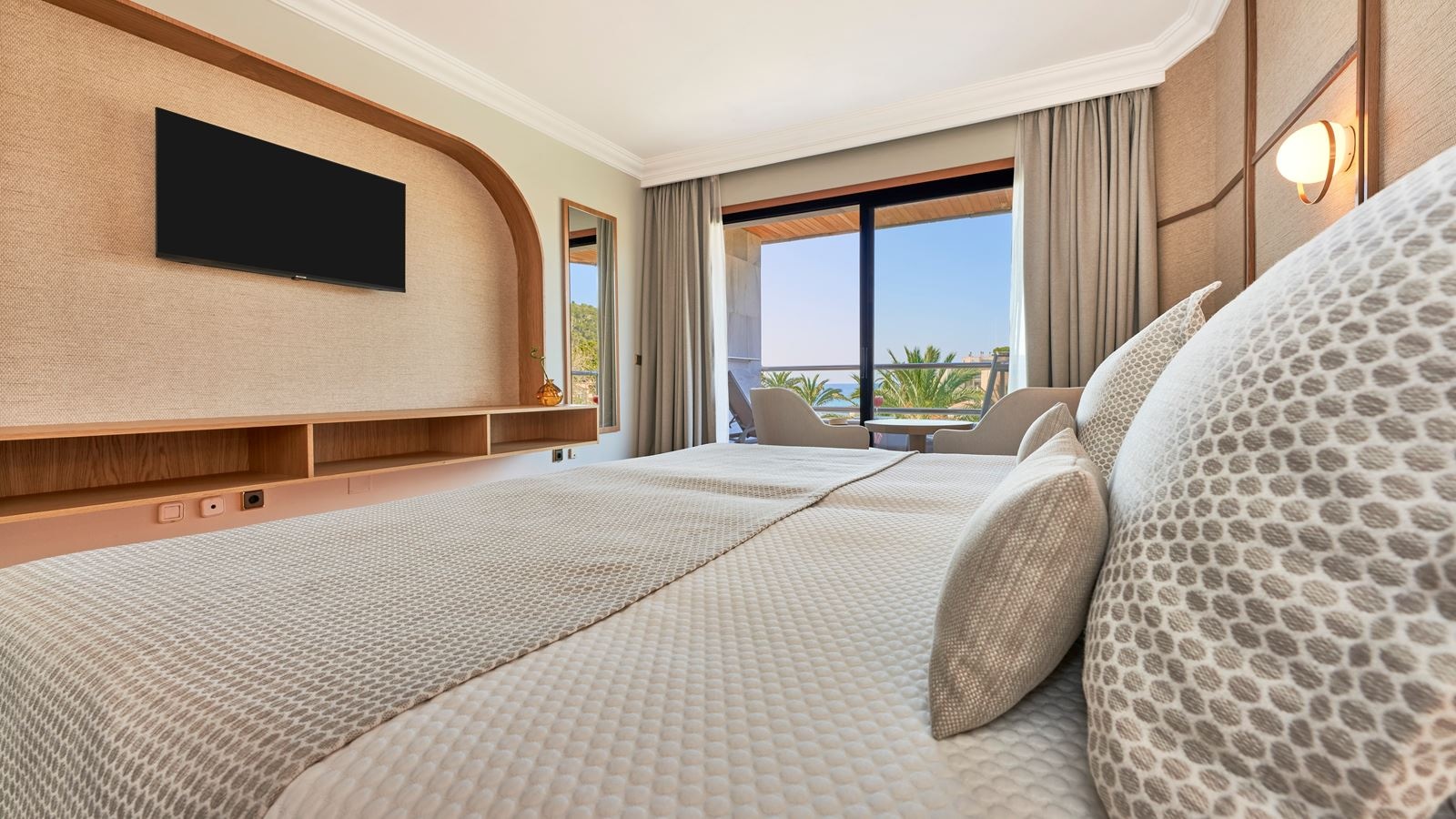 rooms-royal-sea-view-room-with-balcony