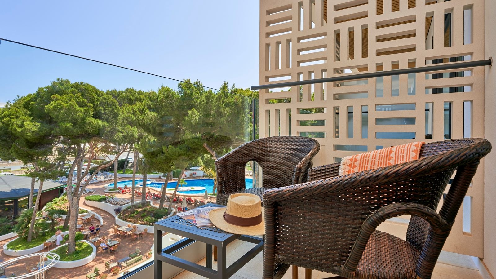 rooms-family-room-balcony