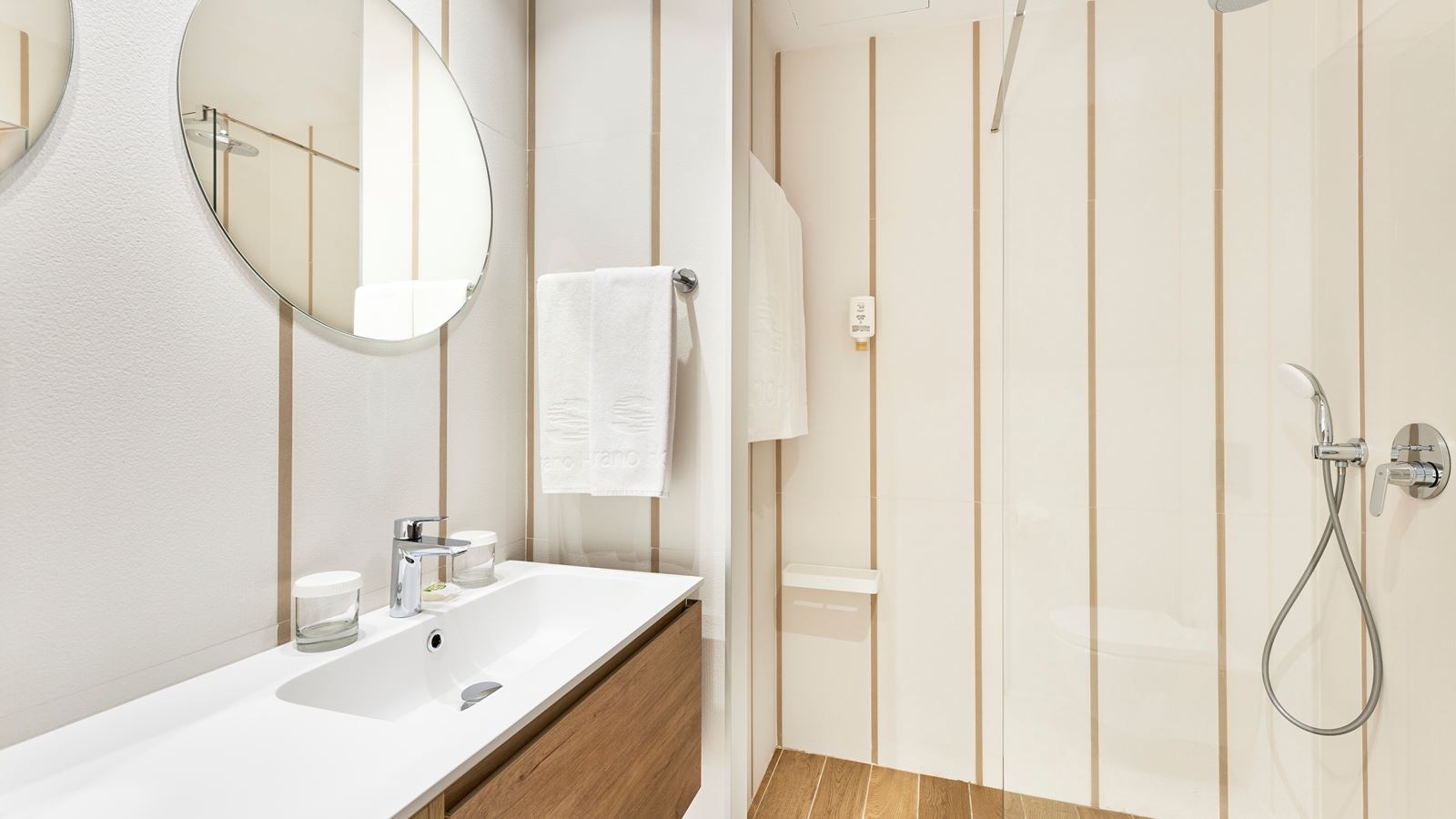 rooms-family-room-balcony