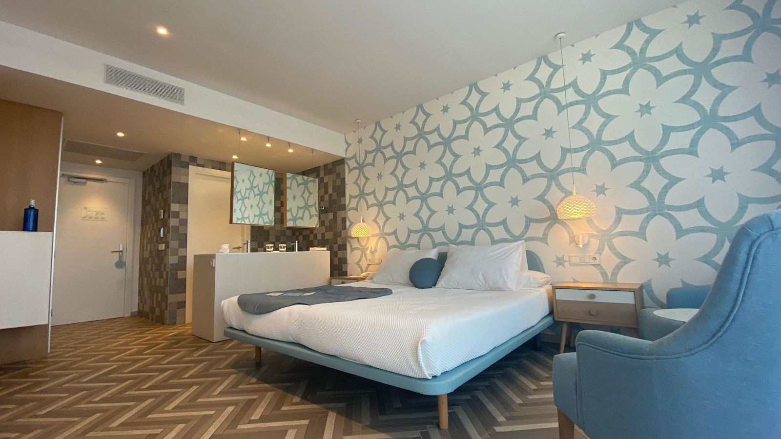 rooms-double-single-use-superior-lateral-sea-view-balcony