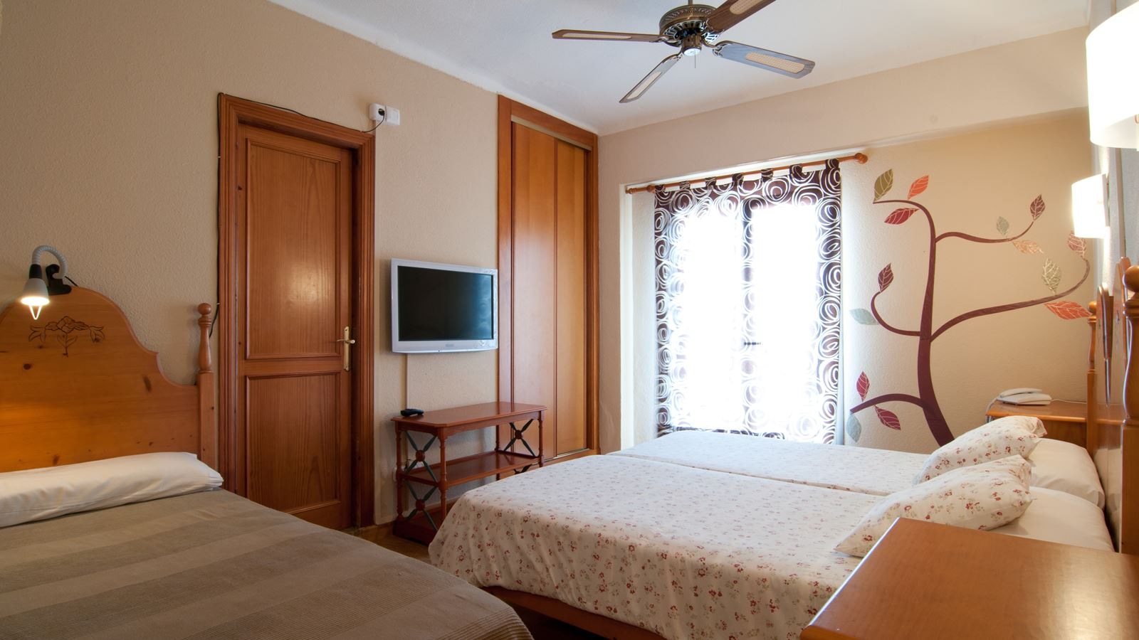 rooms-triple-standard-room-balcony-or-terrace