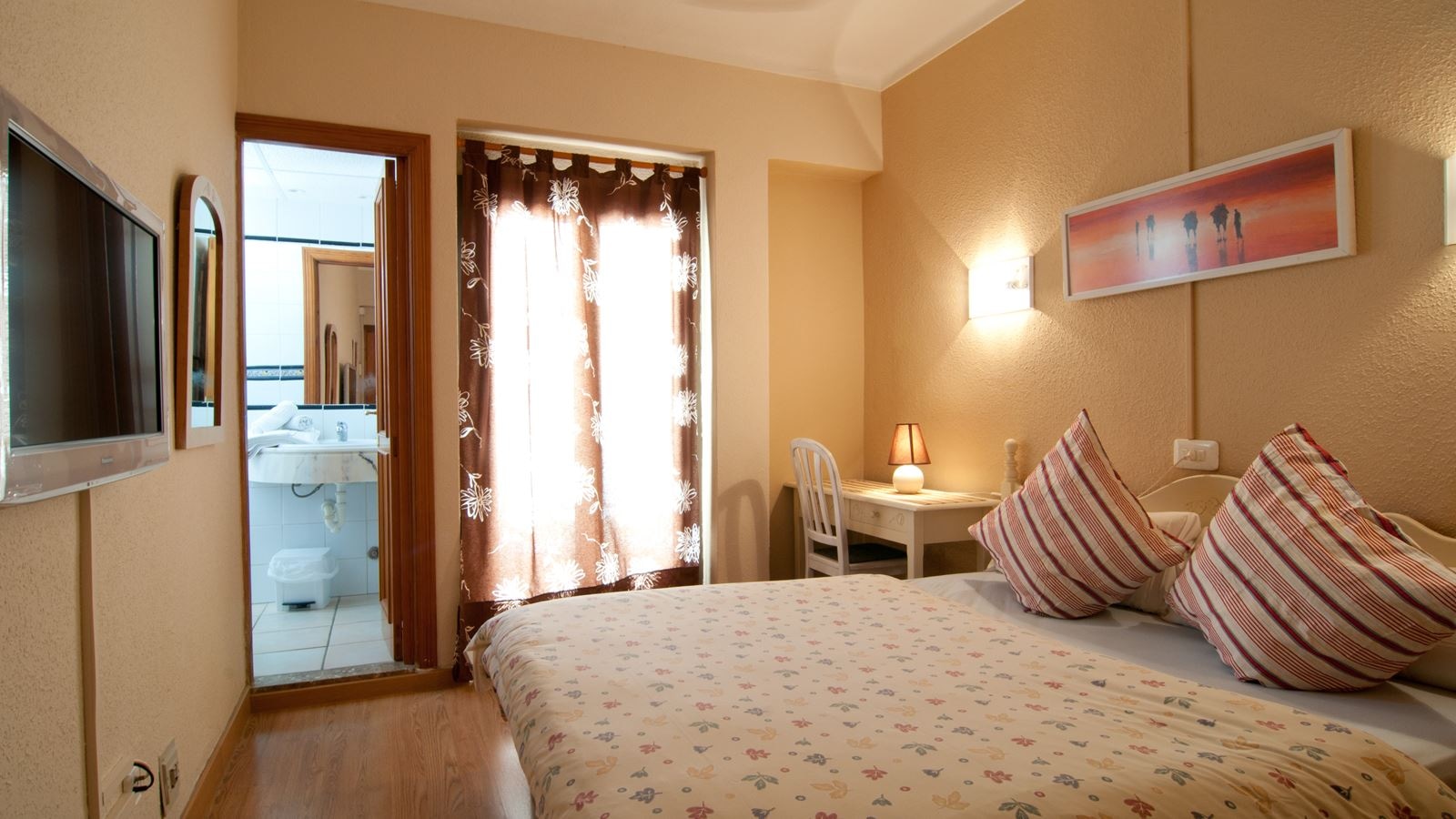 rooms-triple-standard-room-balcony-or-terrace