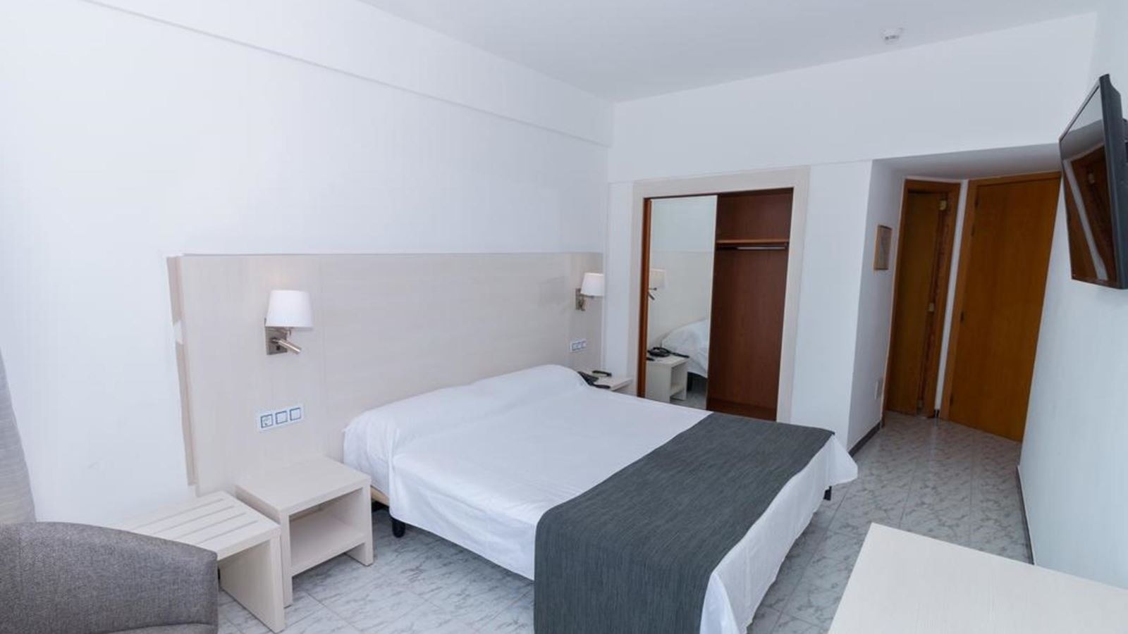 rooms-double-two-beds