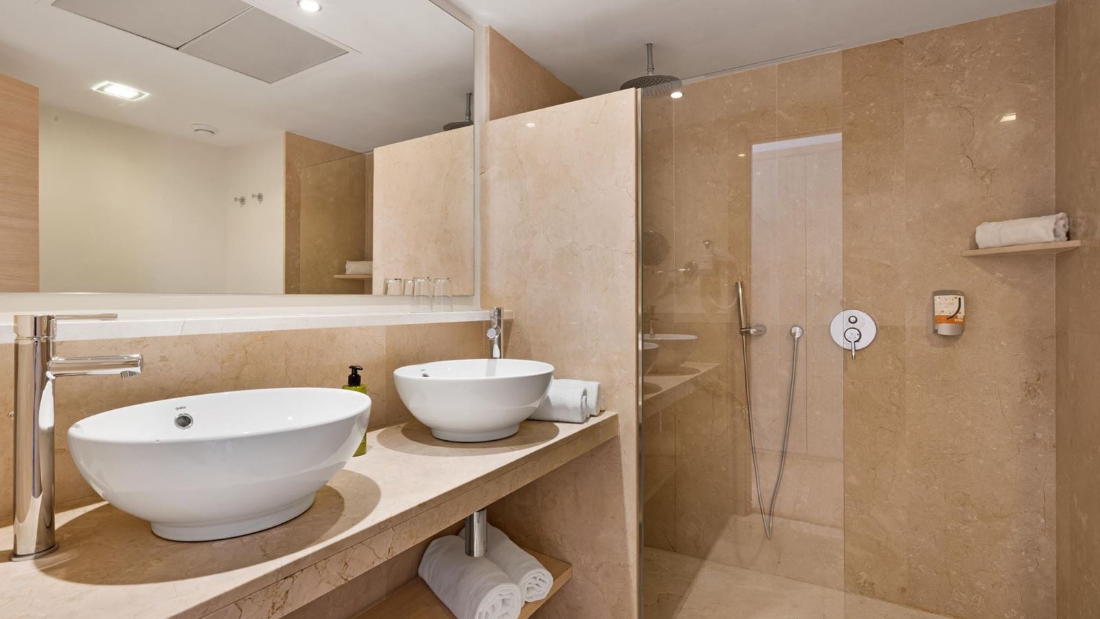 rooms-apt-1-bedroom-selection-club-balcony-or-terrace