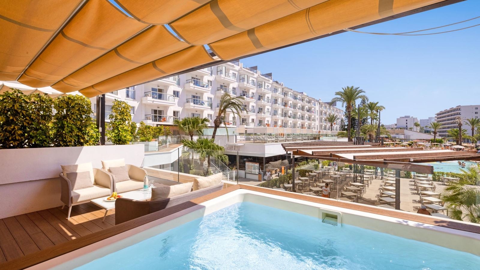 rooms-apt-1-bedroom-plunge-pool-selection-club-balcony-or-terrace