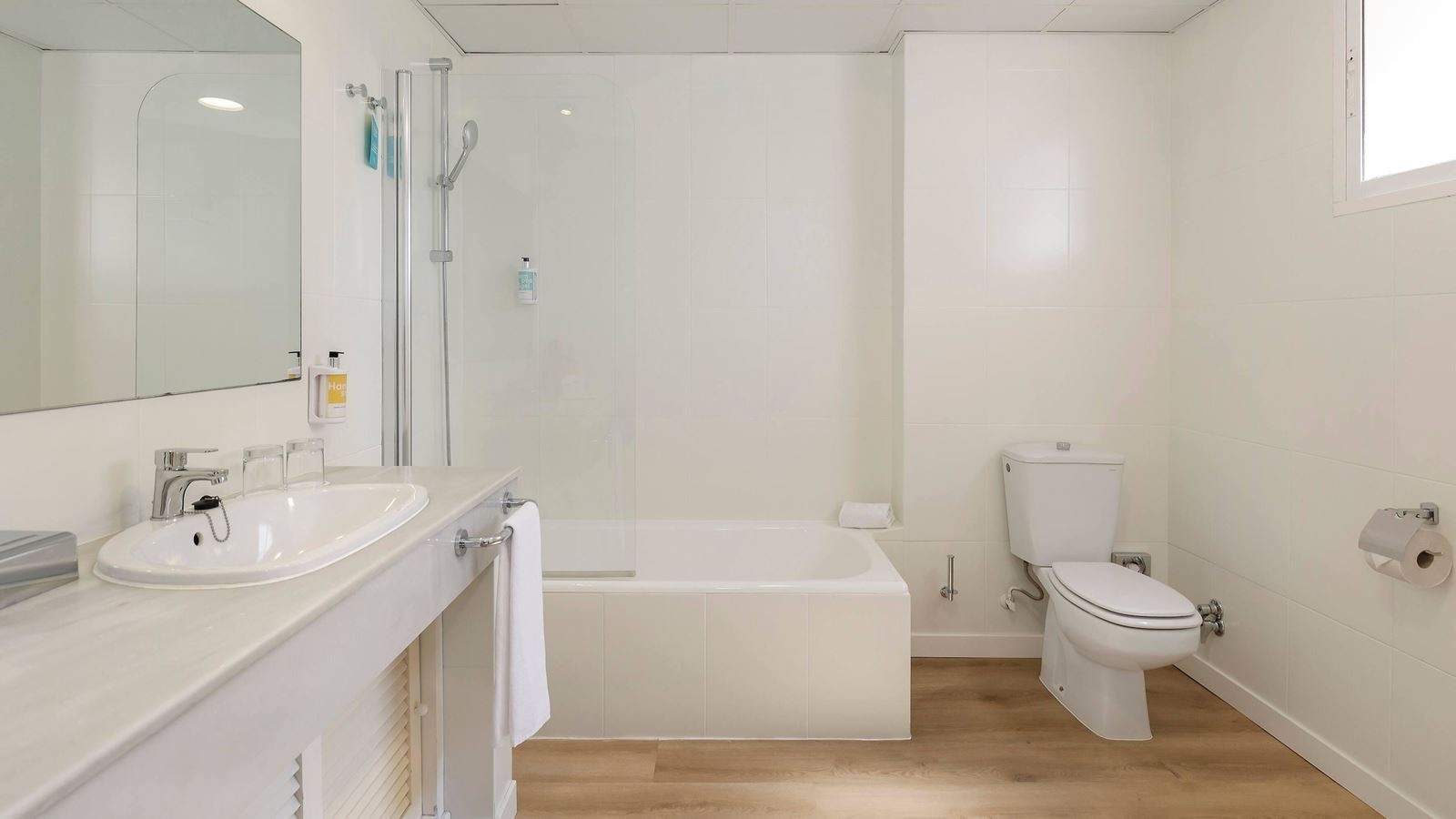 rooms-family-room-lateral-sea-view