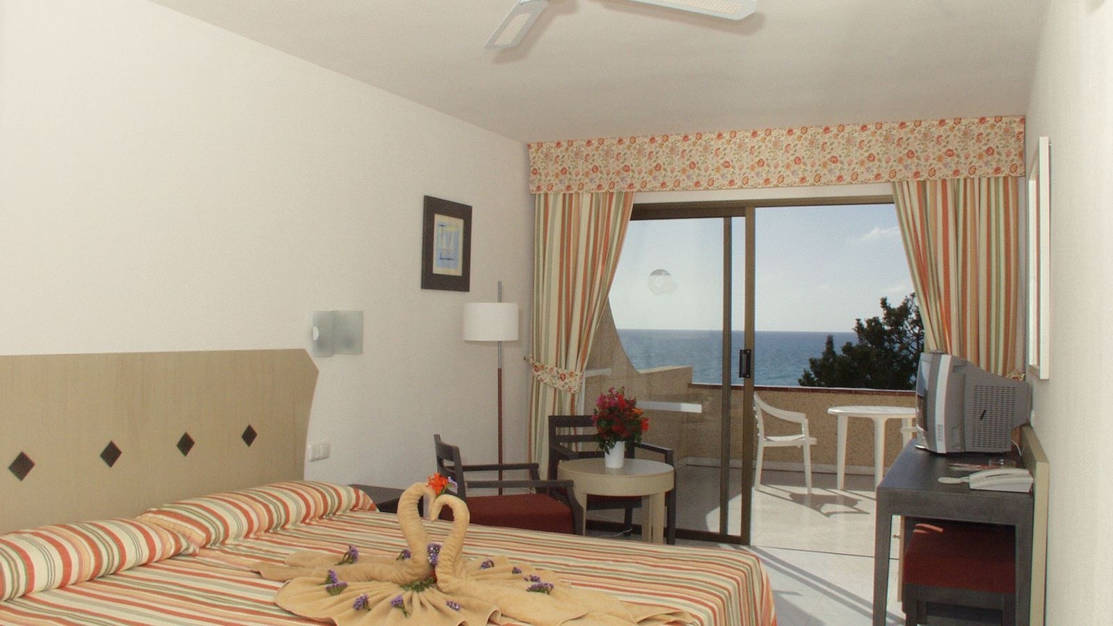 rooms-twin-room-sea-view-balcony-or-terrace
