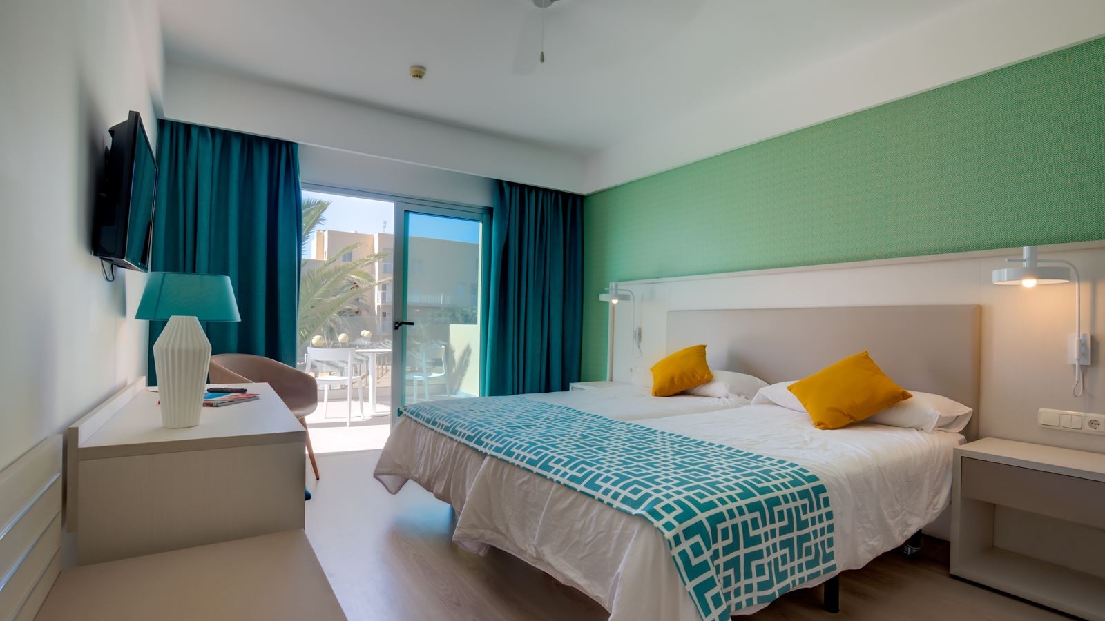 rooms-twin-lateral-sea-view-balcony-or-terrace