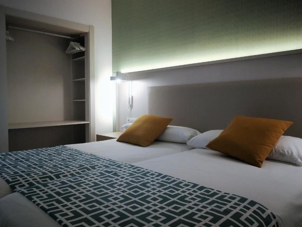 rooms-family-room-sea-view-1-bedroom-+-living-room