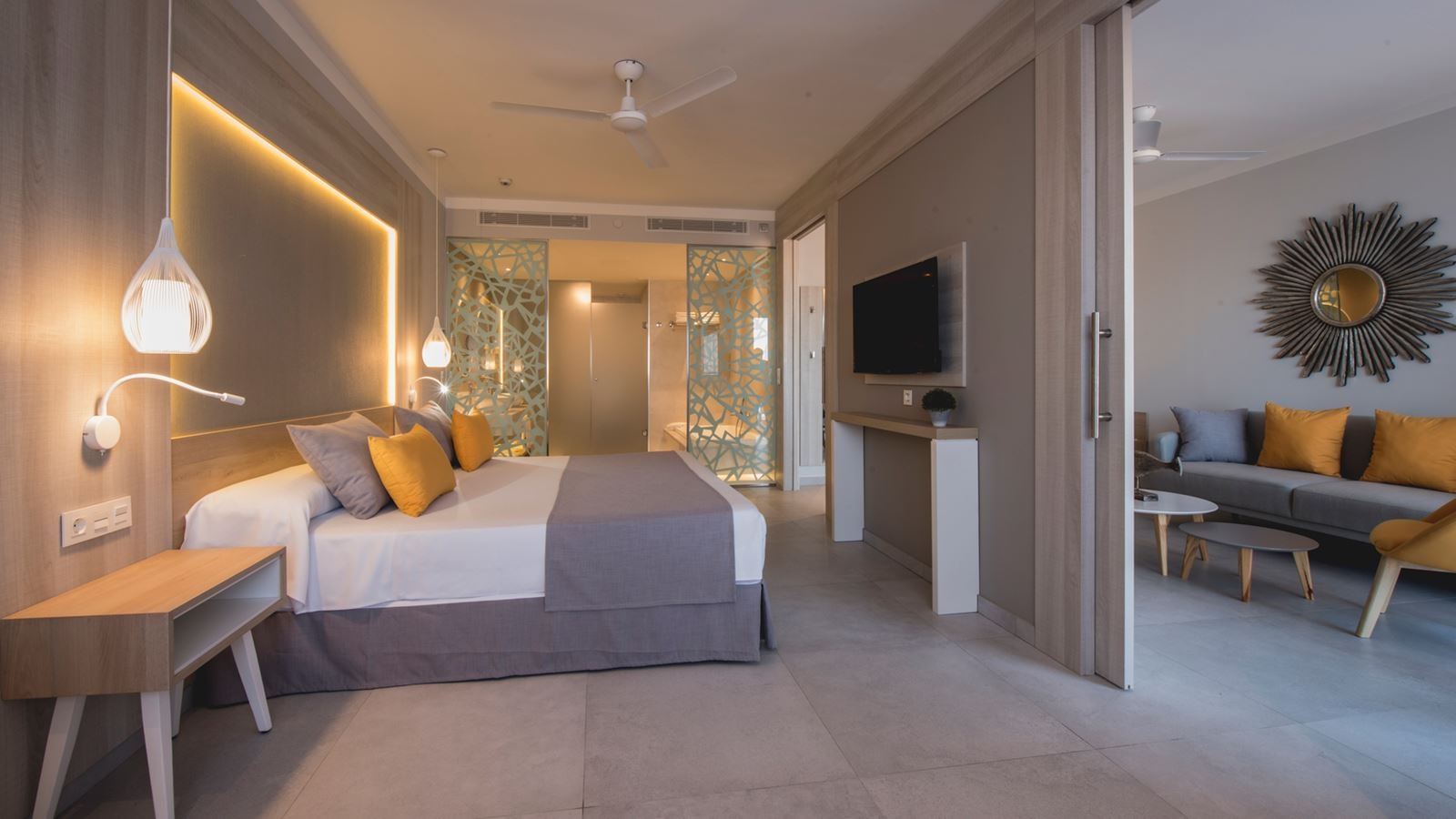 rooms-family-master-suite-balcony-or-terrace