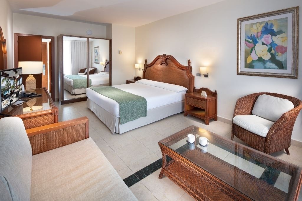 rooms-family-superior-lateral-sea-view